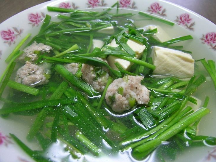 Canh lá hẹ chữa viêm tai giữa