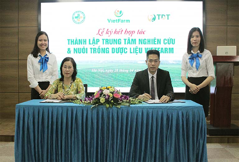 Đại diện hai bên đặt bút ký kết thành lập Trung tâm Dược liệu Vietfarm