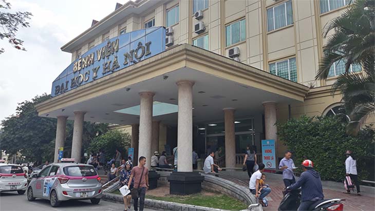 Mọi người đang đứng ở sảnh bệnh viện đại học y Hà Nội