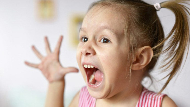Cha mẹ nên dặn dò trẻ hạn chế nói to hay la hét