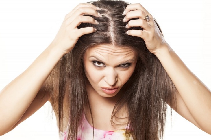 Ngứa da đầu có thể đi kèm một số triệu chứng khác, gây nhiều khó chịu cho người bệnh