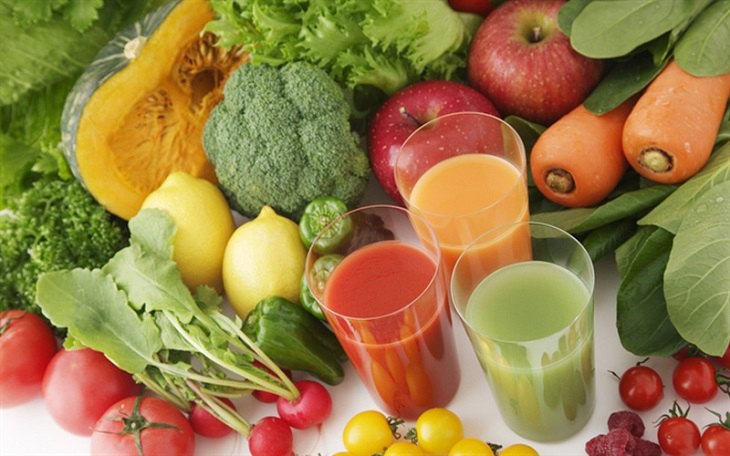Người bị ngứa da đầu nên bổ sung nhiều nước, rau xanh và trái cây tươi vào thực đơn hàng ngày