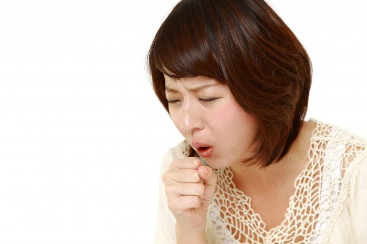 Viêm họng dị ứng là tình trạng ho, hắt hơi, xì mũi liên tục khi người bệnh tiếp xúc với các dị nguyên 