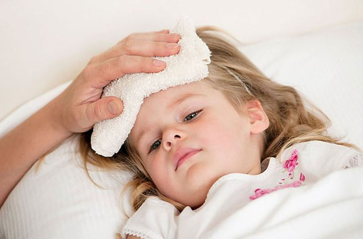 Trẻ bị viêm họng thường có biểu hiện sốt