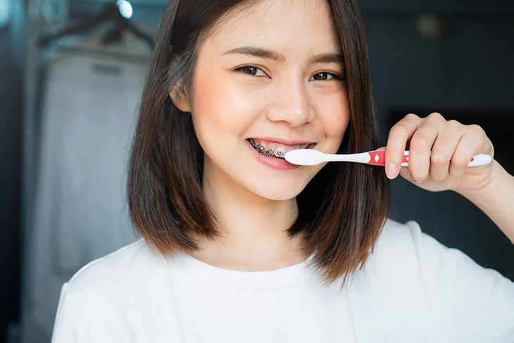 Vệ sinh răng miệng cải thiện viêm họng hôi miệng hiệu quả
