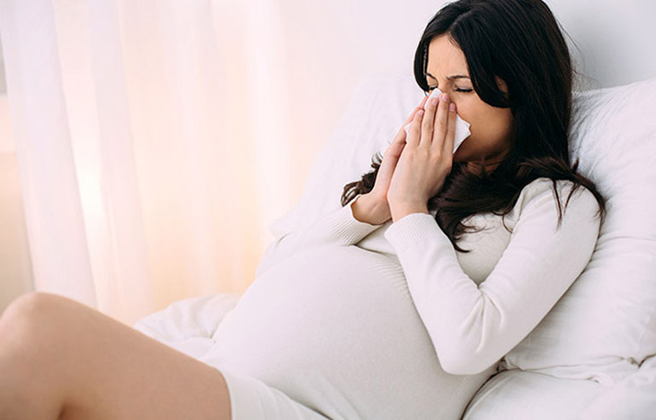 Nếu viêm họng do virus, mẹ bầu có thể kèm theo sổ mũi, nghẹt mũi