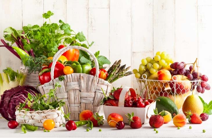 Bổ sung nhiều rau xanh, hoa quả vào chế độ ăn hàng ngày 