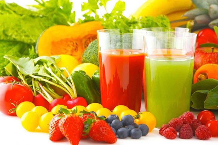 Uống nước ép hoa quả, rau củ tươi hỗ trợ cải thiện các triệu chứng bệnh