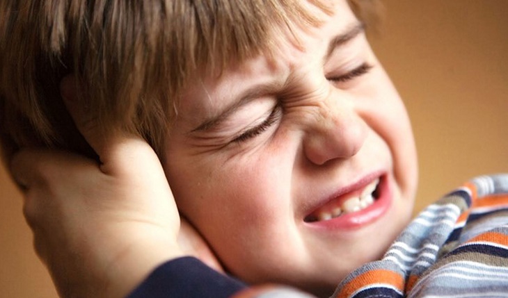 Đau trong tai khiến trẻ rất khó chịu, cha mẹ nên để ý