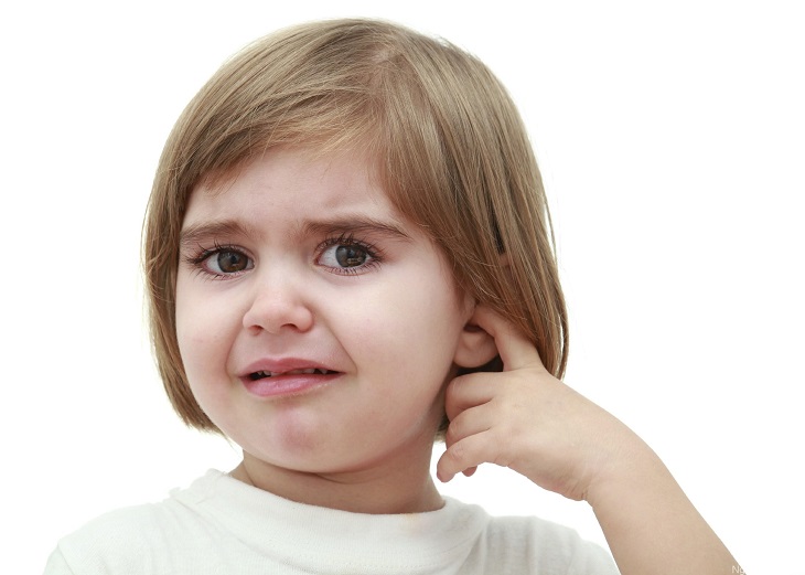 Bệnh viêm tai giữa ở trẻ có nhiều biểu hiện như sốt, đau tai,...