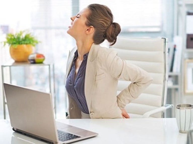 Nhân viên văn phòng, ngồi nhiều, ít vận động, ngày ngày ôm máy tính dễ có nguy cơ mắc bệnh thoái hóa cổ và lưng