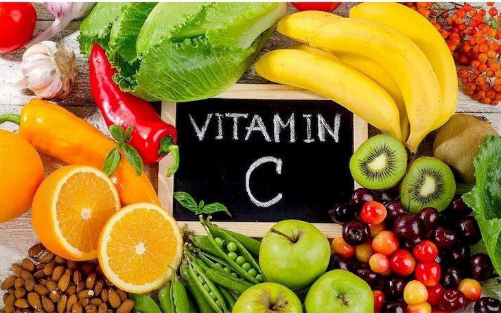 Người bị viêm xoang nên bổ sung rau quả tươi có chứa vitamin C 