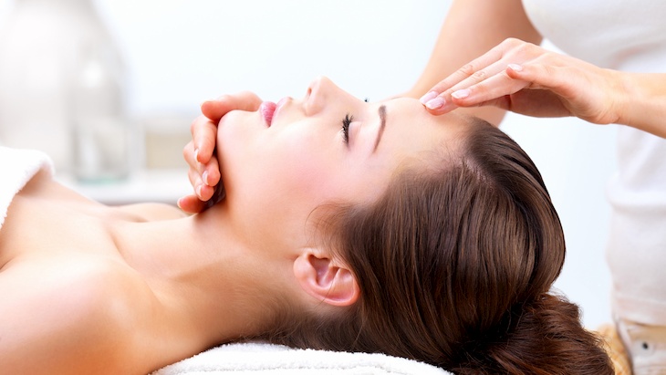 Có thể thực hiện các động tác massage để giảm tình trạng đau nhức đầu do viêm xoang trán