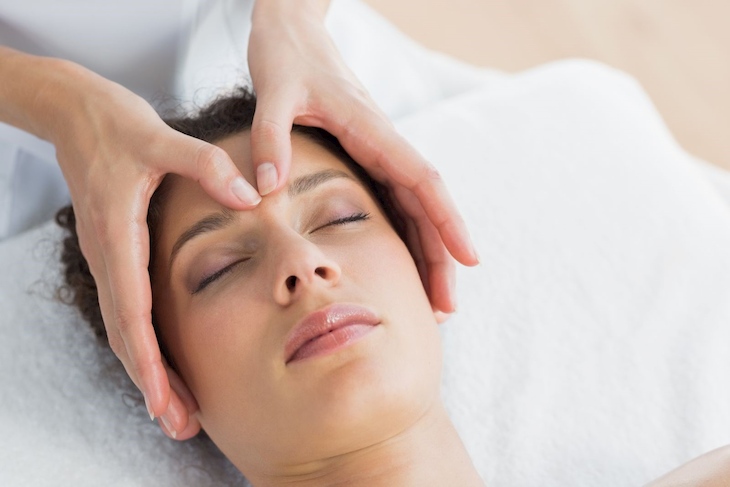 Thực hiện massage giúp máu lưu thông và tránh gây ra hiện tượng đau đầu