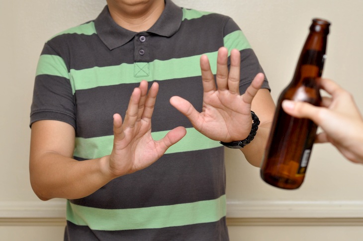 Không nên sử dụng rượu bia hay các chất kích thích vì có thể làm gia tăng tình trạng đau đầu