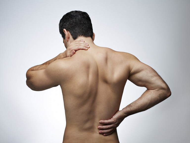 Thoái hóa cột sống có thể gây đau âm ỉ vùng thắt lưng, cột sống