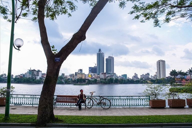 Quanh hồ, công viên là các địa hình bằng phẳng, thích hợp cho người bệnh thoái hóa cột sống luyện tập đạp xe