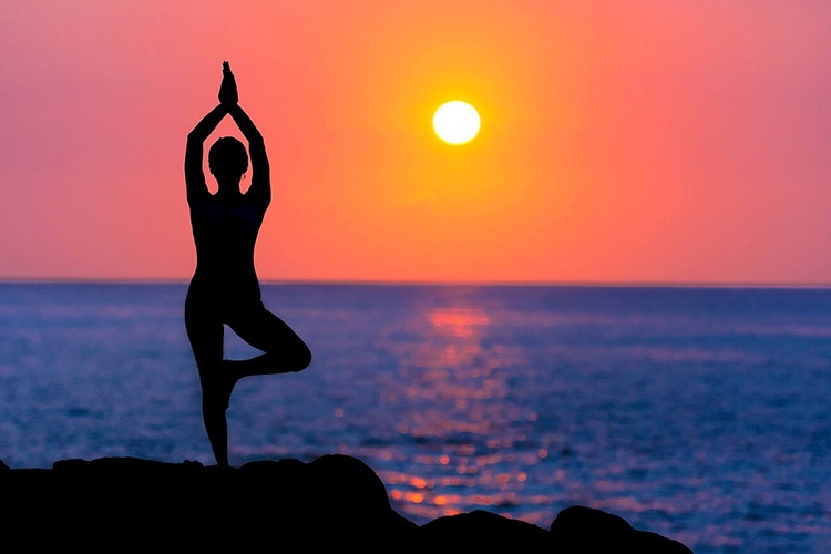 Tập luyện Yoga rất nhiều lợi ích cho sức khỏe và hỗ trợ điều trị thoái hóa cột sống