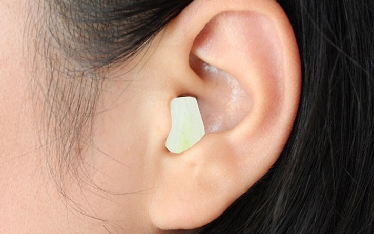 Nhét tép tỏi vào tai là một trong những cách có thể giúp giảm các cơn đau đầu nhanh chóng