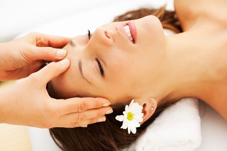 Massage đầu có thể giúp tình trạng đau đầu khi thức dậy được cải thiện đáng kể