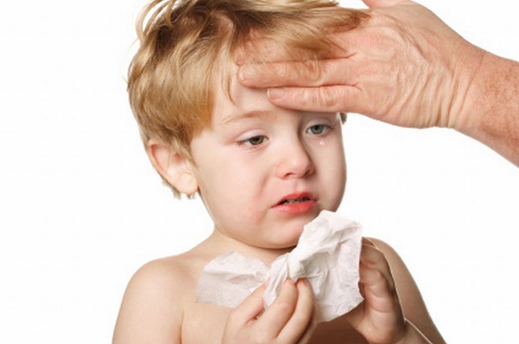 Khi bị đau đầu, trẻ có thể quấy khóc hoặc hoảng loạn