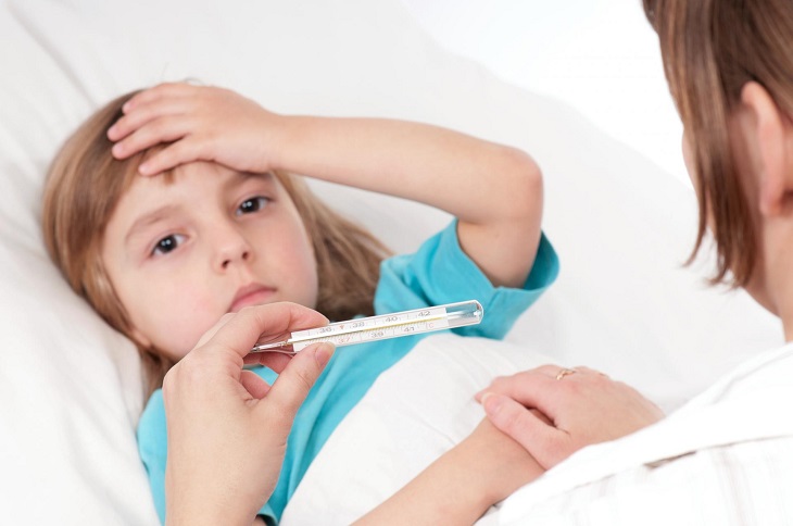 Trẻ có thể đau đầu kèm sốt nhẹ