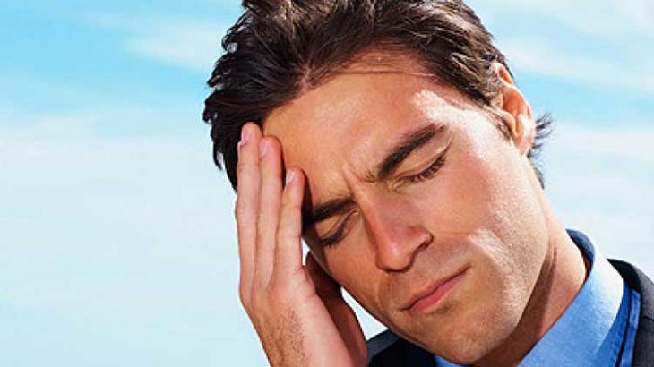 Đau đầu căng thẳng xuất hiện tình trạng đau đầu từ sau hốc mắt, lan sang trán và phía sau đầu và càng trở nên dữ dội vào cuối ngày