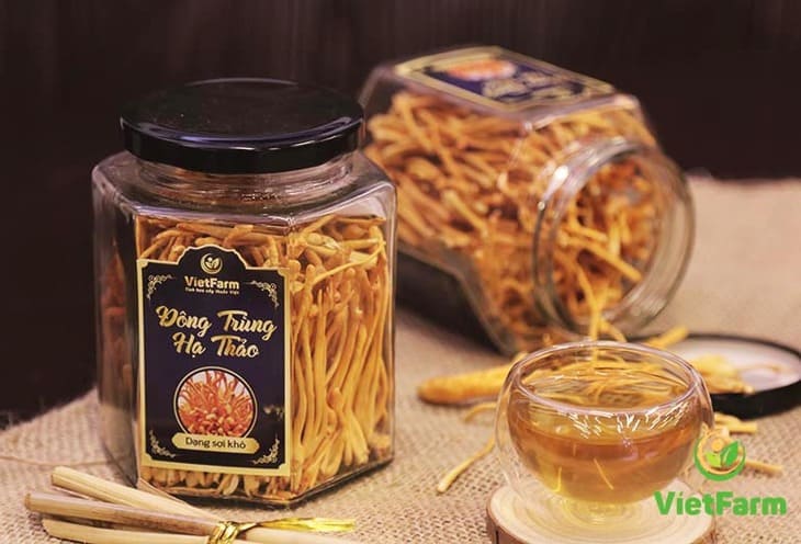 Đông trùng hạ thảo khô Vietfarm được bảo quản trong hũ thủy tinh