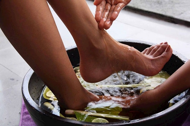 Người bệnh có thể ngâm rửa chân bằng các bài thuốc nam để giảm triệu chứng ngứa rát