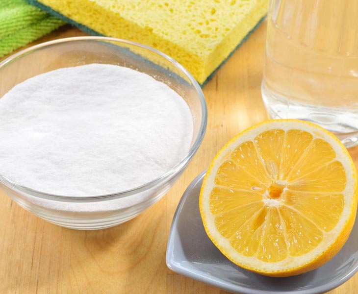 Cách làm trắng răng bằng bột baking soda và chanh tươi được nhiều người biết tới