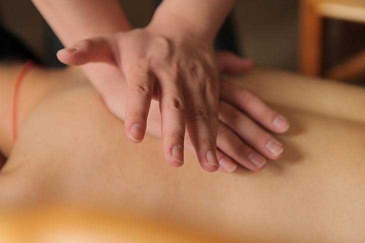 Massage, xoa bóp lên vùng cơ bị co rút giúp người bệnh bớt đau và cảm thấy thoải mái