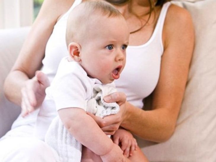 Ợ hơi, nôn trớ là hiện tượng xảy ra ở hầu hết trẻ sơ sinh