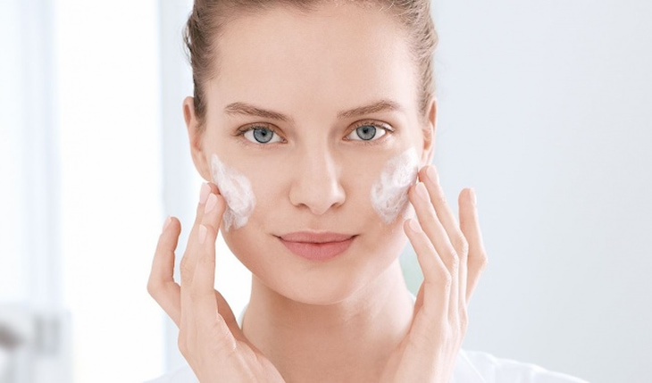 Rửa mặt sạch giúp ngăn ngừa mụn cho da khô