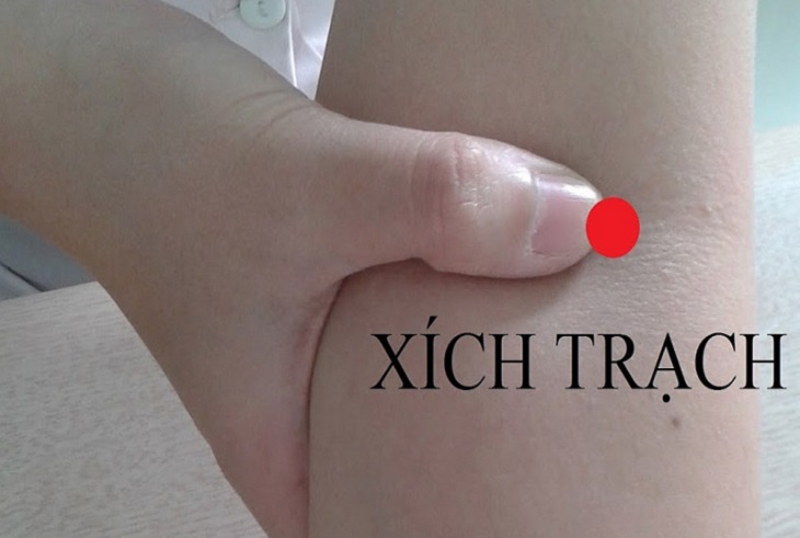 Những cách tác động vào huyệt xích trạch là châm cứu và bấm huyệt