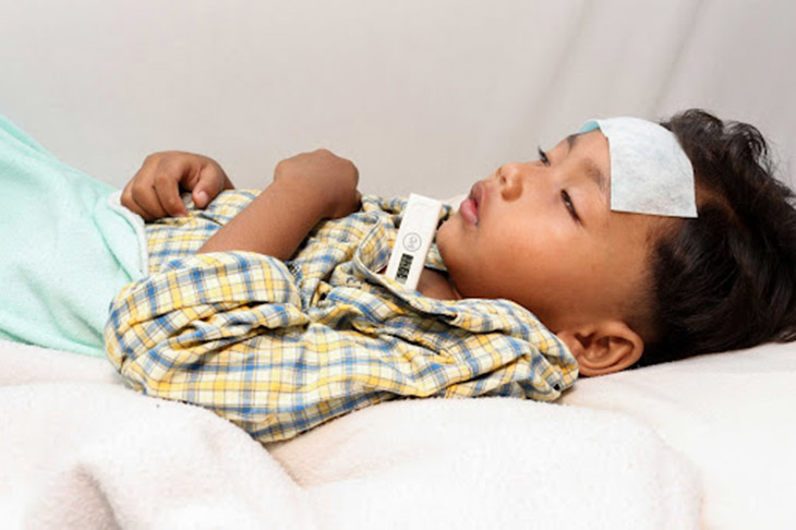 Trẻ bị viêm màng não sẽ gặp các triệu chứng như nhức đầu, cứng gáy, sốt