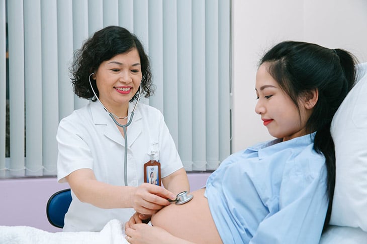 Mẹ bầu nên đi khám thai định kỳ để sớm phát hiện những bất thường
