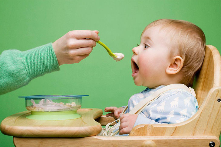 Cha mẹ nên chú ý dinh dưỡng cho bé để nhanh chóng cải thiện sức khỏe