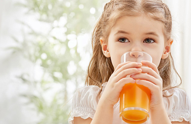 Vitamin C cùng với nước ép trái cây giúp làm dịu họng, loãng đờm và tăng sức đề kháng cho trẻ