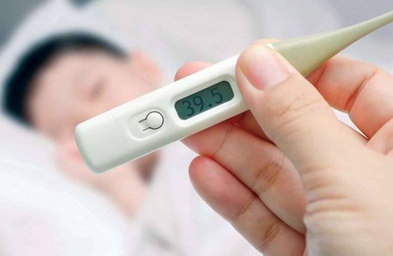 Cần đưa trẻ đi thăm khám bác sĩ khi có hiện tượng sốt kéo dài