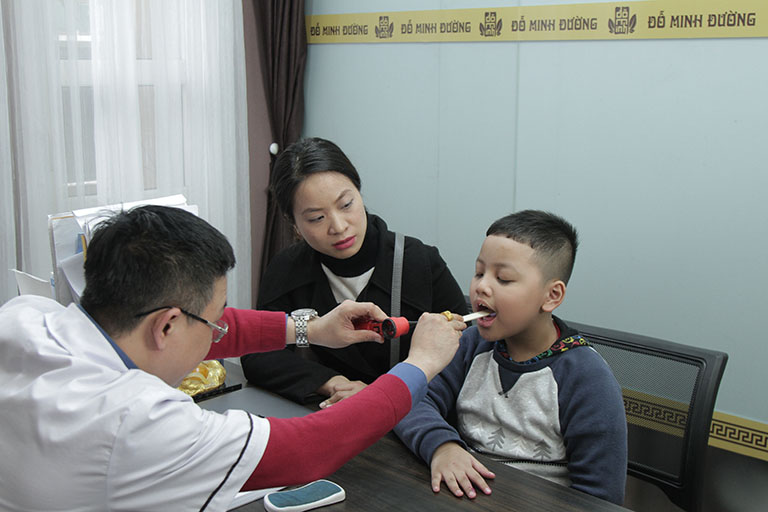 Lương y Tuấn thường xuyên gọi điện hỏi thăm tình hình sức khỏe của trẻ