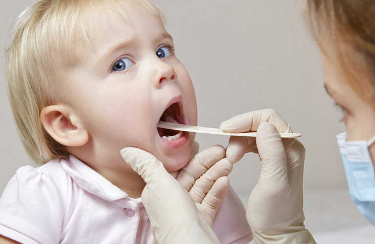 Viêm họng không ho nhưng trẻ vẫn có thể bị đau rát họng, khó nuốt, sốt nhẹ