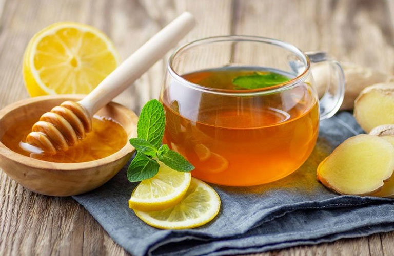 Uống trà gừng mật ong giúp làm dịu niêm mạc họng và giảm ho
