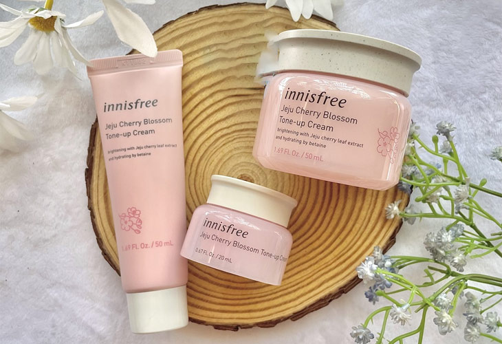 Innisfree Jeju Cherry Blossom Tone Up Cream hỗ trợ nâng tone, làm đều màu da