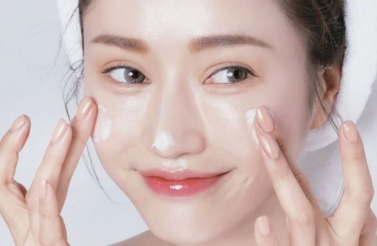 Dưỡng ẩm là bước skincare quan trọng đối với da khô