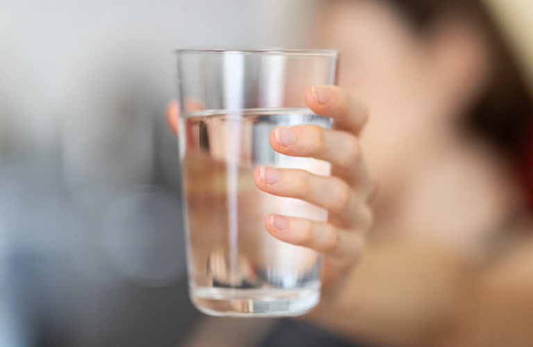 Uống nhiều nước giúp phòng ngừa tình trạng sưng amidan