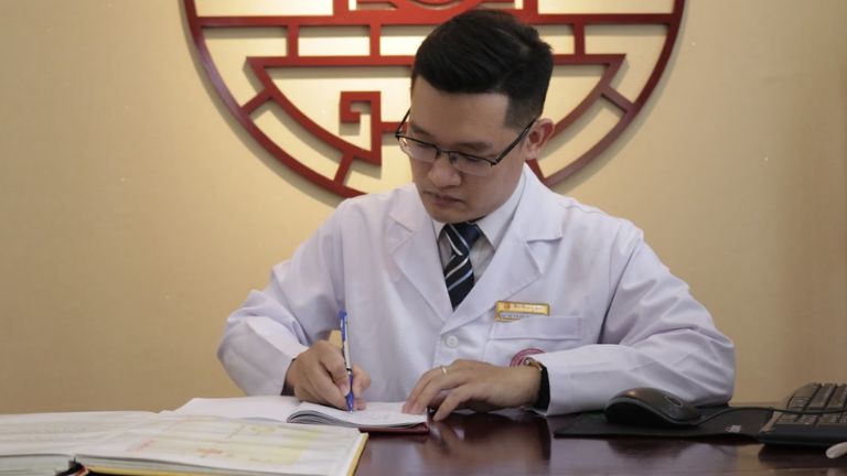Bác sĩ Trần Hải Long công tác khám chữa bệnh tại Nhất Nam Y Viện
