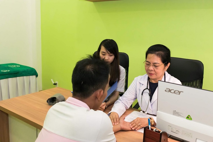 bác sĩ aBác sĩ Huỳnh Thị Nhung nổi tiếng với những bài thuốc trị xương khớp, viêm họngđông y