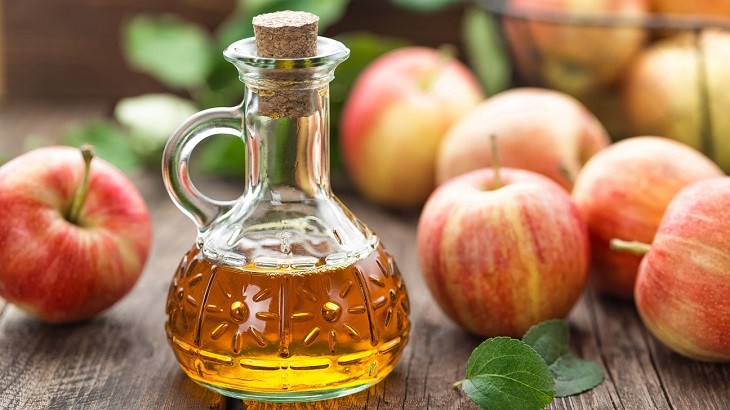 Lượng axit dịu nhẹ trong giấm táo là cách trị ngứa da mặt tại nhà phổ biến