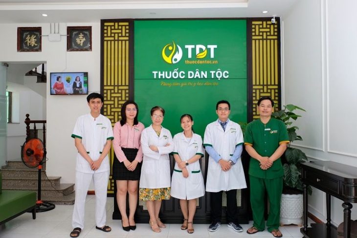 Đội ngũ y bác sĩ công tác tại Thuốc dân tộc 145 Hoa Lan