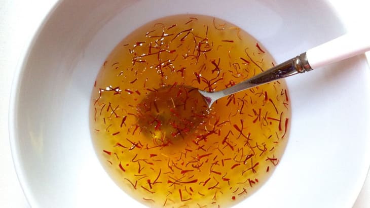 Mặt nạ saffron với mật ong hỗ trợ điều trị và ngăn ngừa mụn tái phát